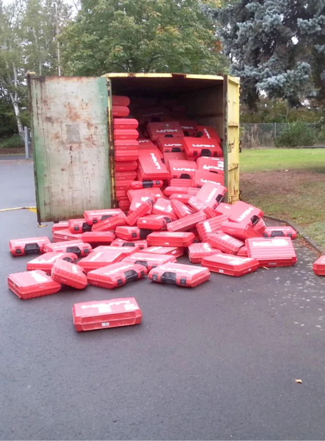 02 Zurgams Hilti Werkzeugkoffer Container