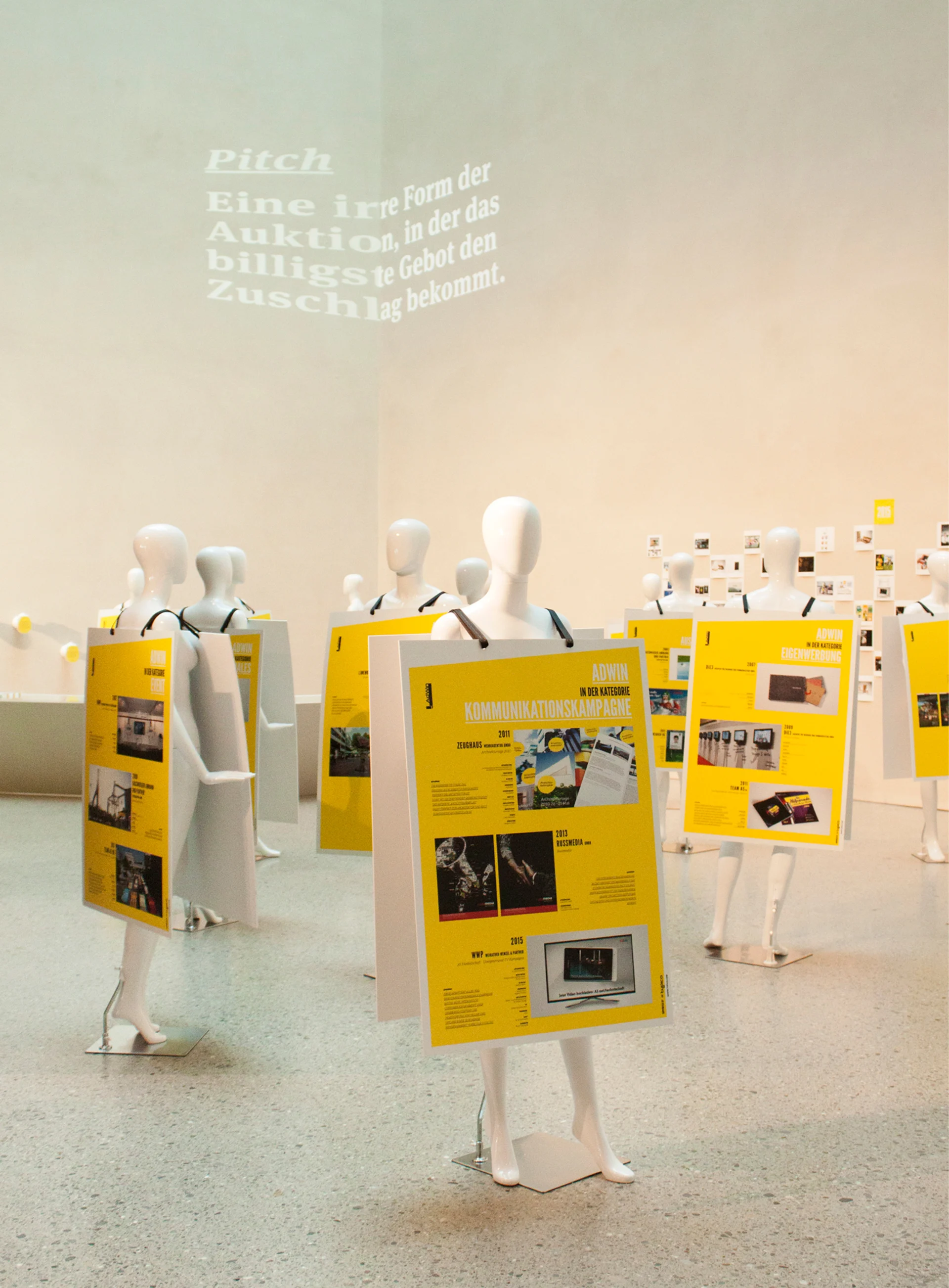 04 Zurgams Adwin 2015 Ausstellung Tragtafeln Raumansicht