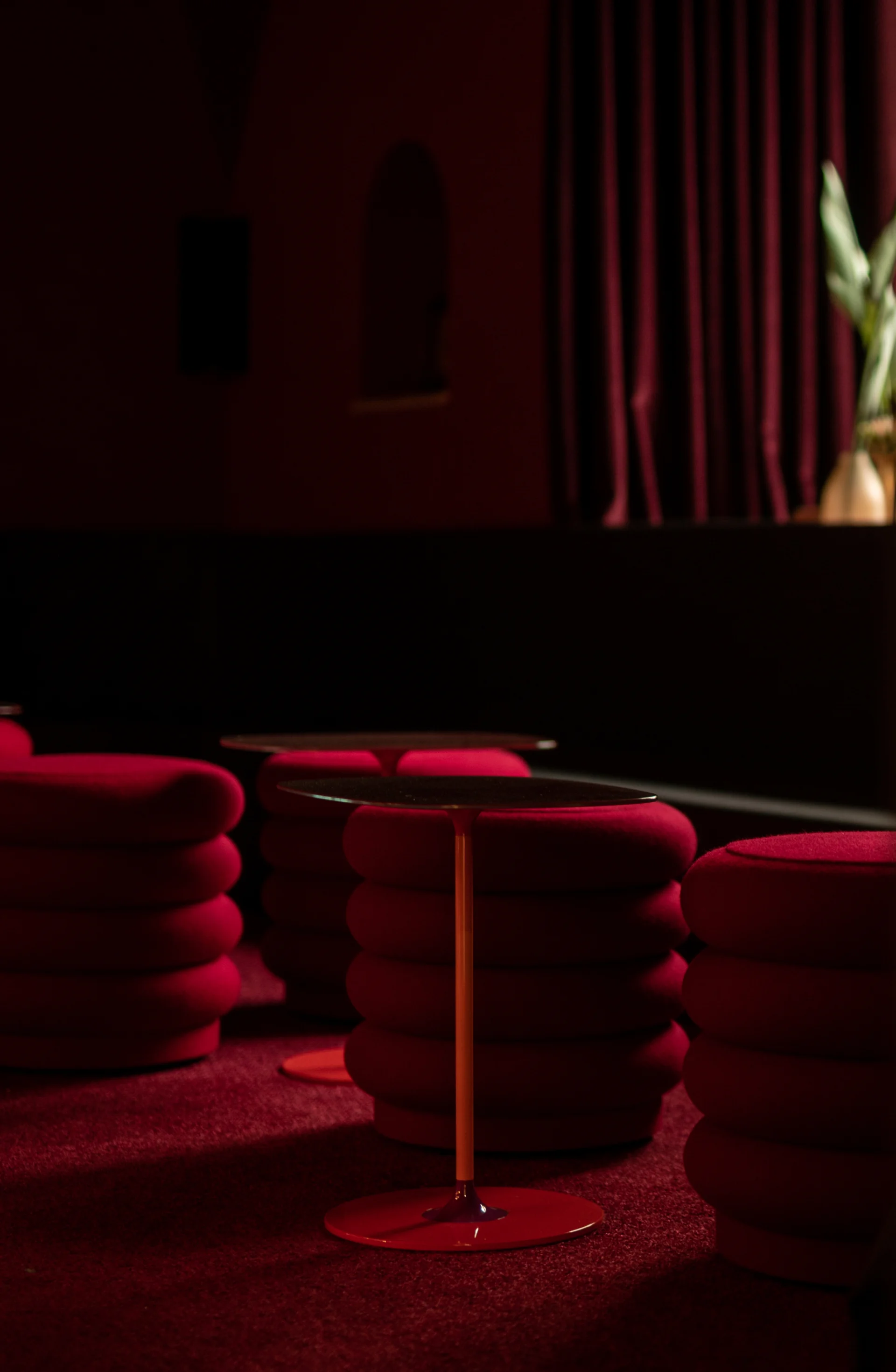 05 Zurgams Seehotel Kaiserstrand Rote Bar Hoch