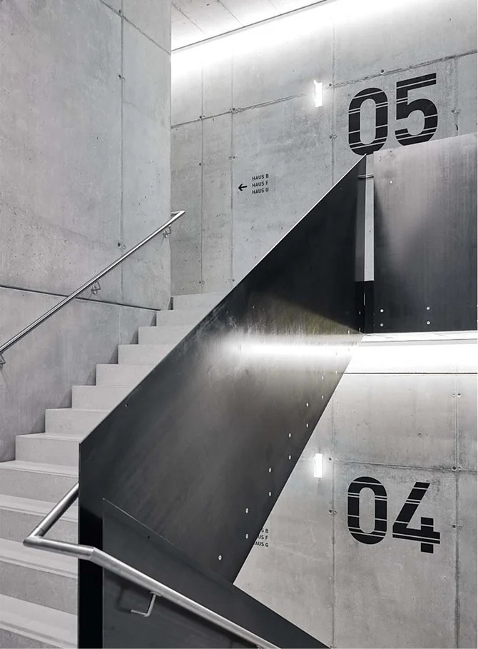 Zurgams Doppelmayr Treppenhaus Beschriftung