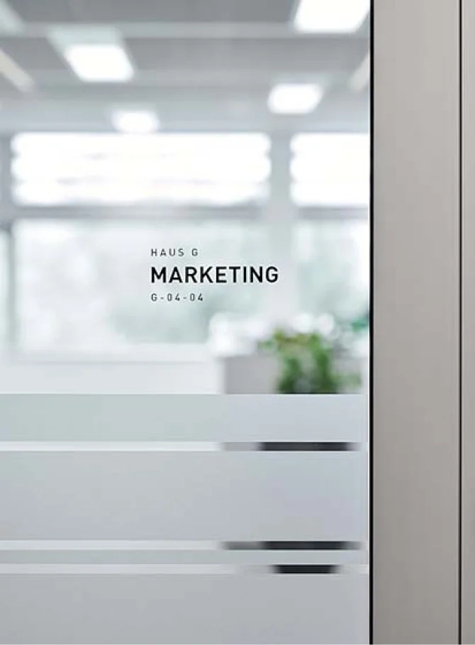 Zurgams Doppelmayr Tuerbeklebung