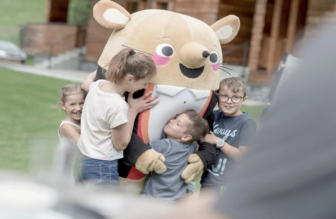 Zurgams Gorfion Malbun Maskottchen Umarmt Kinder