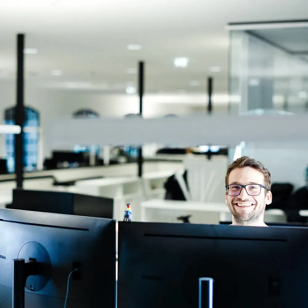 Zurgams Henn Website Karriere Mitarbeiter Schreibtisch